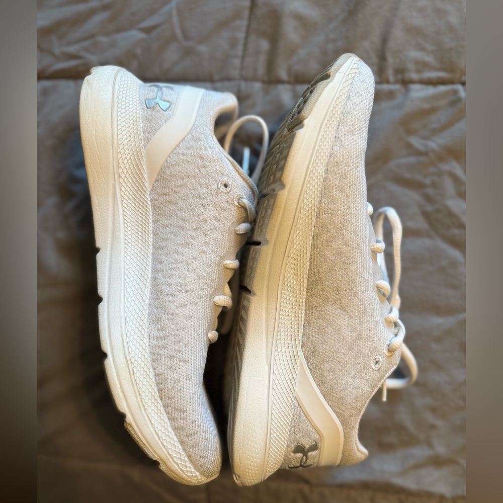 Size 8 Under Armor athletic shoe